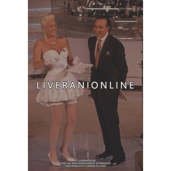RETROSPETTIVA PIPPO BAUDO PRESENTATORE TELEVISIVO NELLA FOTO CON BRIGITTE NIELSEN ALLA CONDUZIONE DEL 42mo FESTIVAL DI SANREMO NEL 1992 ARCHIVIO AGENZIA ALDO LIVERANI SAS