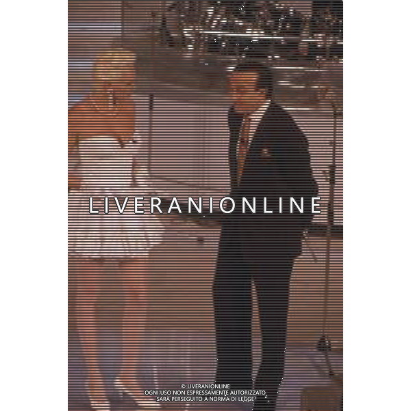 RETROSPETTIVA PIPPO BAUDO PRESENTATORE TELEVISIVO NELLA FOTO CON BRIGITTE NIELSEN ALLA CONDUZIONE DEL 42mo FESTIVAL DI SANREMO NEL 1992 ARCHIVIO AGENZIA ALDO LIVERANI SAS
