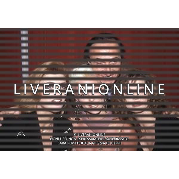 RETROSPETTIVA PIPPO BAUDO PRESENTATORE TELEVISIVO NELLA FOTO CON BRIGITTE NIELSEN, MILLY CARLUCCI E ALBA PARIETTI ALLA PRESENTAZIONE DEL 42mo FESTIVAL DI SANREMO NEL 1992 ARCHIVIO AGENZIA ALDO LIVERANI SAS