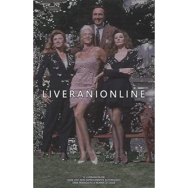RETROSPETTIVA PIPPO BAUDO PRESENTATORE TELEVISIVO NELLA FOTO CON BRIGITTE NIELSEN, MILLY CARLUCCI E ALBA PARIETTI ALLA PRESENTAZIONE DEL 42mo FESTIVAL DI SANREMO NEL 1992 ARCHIVIO AGENZIA ALDO LIVERANI SAS