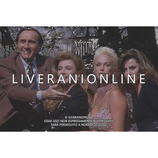 RETROSPETTIVA PIPPO BAUDO PRESENTATORE TELEVISIVO NELLA FOTO CON BRIGITTE NIELSEN, MILLY CARLUCCI E ALBA PARIETTI ALLA PRESENTAZIONE DEL 42mo FESTIVAL DI SANREMO NEL 1992 ARCHIVIO AGENZIA ALDO LIVERANI SAS