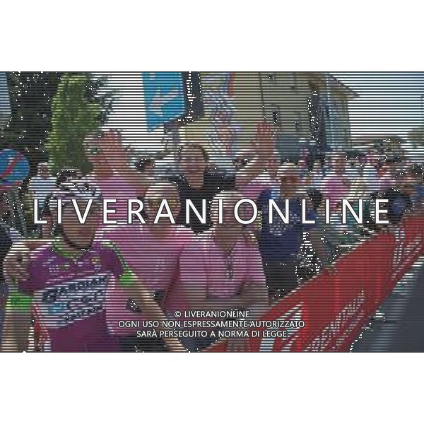 IMOLA 18 05 2022 GIRO D\'ITALIA 11ma TAPPA TRAGUARDO VOLANTE IN RICORDO DI TONINO BERTI A TOSCANELLA DI DOZZA VINTO DA FILIPPO TAGLIANI NELLA FOTO TIFOSI CON LA MAGLIA ROSA ©SANNA/AGENZIA ALDO LIVERANI SAS