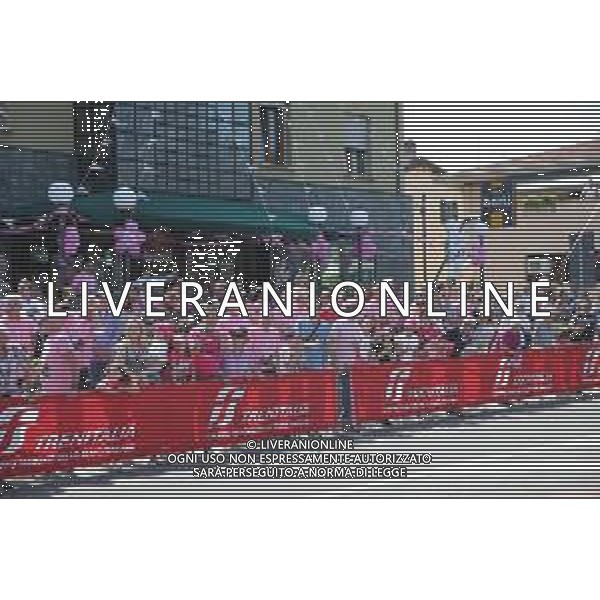 IMOLA 18 05 2022 GIRO D\'ITALIA 11ma TAPPA TRAGUARDO VOLANTE IN RICORDO DI TONINO BERTI A TOSCANELLA DI DOZZA VINTO DA FILIPPO TAGLIANI NELLA FOTO TIFOSI CON LA MAGLIA ROSA ©SANNA/AGENZIA ALDO LIVERANI SAS