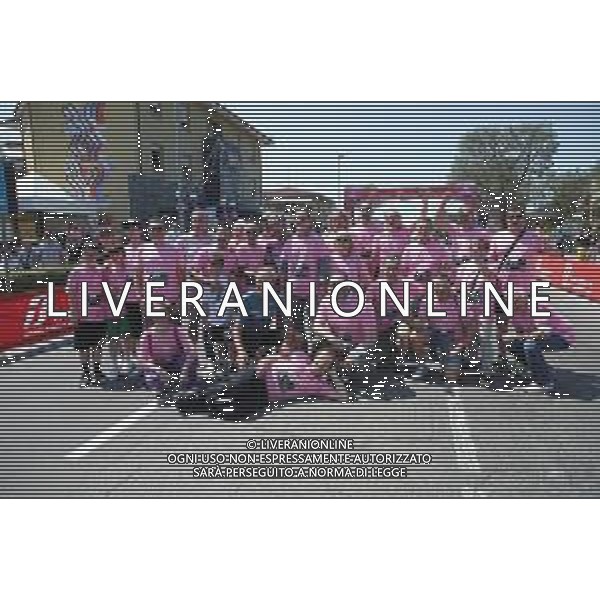 IMOLA 18 05 2022 GIRO D\'ITALIA 11ma TAPPA TRAGUARDO VOLANTE IN RICORDO DI TONINO BERTI A TOSCANELLA DI DOZZA VINTO DA FILIPPO TAGLIANI NELLA FOTO EX CICLISTA MICHELE COPPOLILLO, LEO BERTI E EX CICLISTA FABIANO FONTANELLI, SINDACO ALBERTAZZI E GRUPPO DEI CICLISTI E AMICI DELLA PASTICCERIA BERTI CON LA MAGLIA ROSA ©SANNA/AGENZIA ALDO LIVERANI SAS