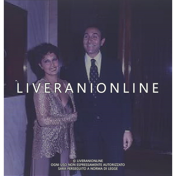 RETROSPETTIVA PIPPO BAUDO PRESENTATORE TELEVISIVO NELLA FOTO PIPPO BAUDO CON MARIA GRAZIA GRASSINI A CAMPIONE D\'ITALIA NELL\'ANNO 1975 AG ALDO LIVERANI SAS