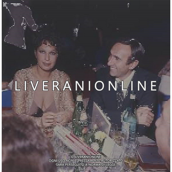 RETROSPETTIVA PIPPO BAUDO PRESENTATORE TELEVISIVO NELLA FOTO PIPPO BAUDO CON MARIA GRAZIA GRASSINI A CAMPIONE D\'ITALIA NELL\'ANNO 1975 AG ALDO LIVERANI SAS