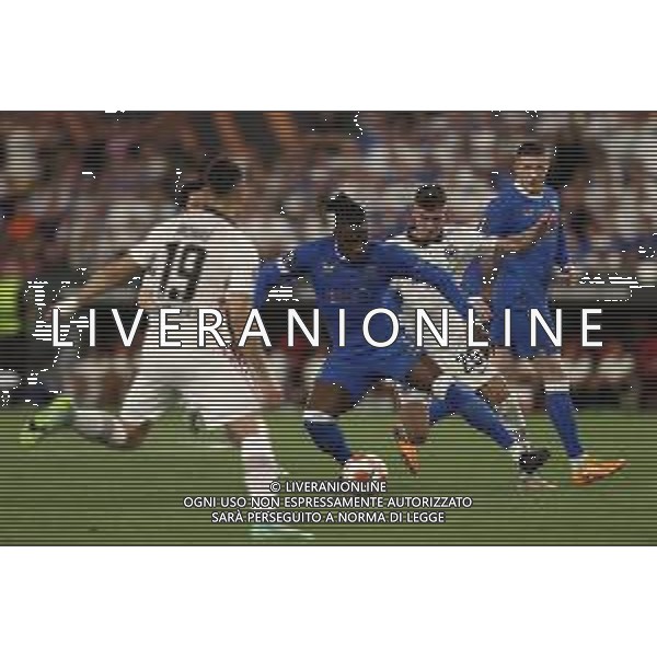 Francesco Scaccianoce/LMedia - UEFA Europa League 2022 Final - Eintracht vs Rangers - football Europa League match 2021/2022 May 18 2022 - Estadio Ramon Sanchez-Pizjuan Seville, Spain UEFA Europa League 2022 Final - Eintracht vs Rangers Photo showing: Jesper Lindstrom (Eintracht Frankfurt) and Calvin Bassey (Rangers FC) battle for the ball @Francesco Scaccianoce/LiveMedia /AGENZIA ALDO LIVERANI SAS