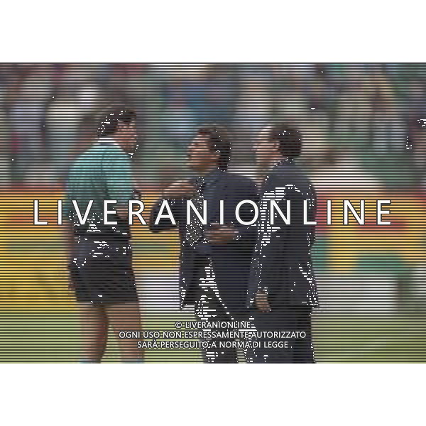 17-05-1998 VENEZIA CAMPIONATO DI CALCIO SERIE B VENEZIA-CASTEL DI SANGRO 3-0 NELLA FOTO ARBITRO ANTONIO CARDELLA DISCUTE CON L\'ALLENATORE DEL VENEZIA WALTER NOVELLINO E IL DIRETTORE SPORTIVO GIUSEPPE MAROTTA AG ALDO LIVERANI SAS