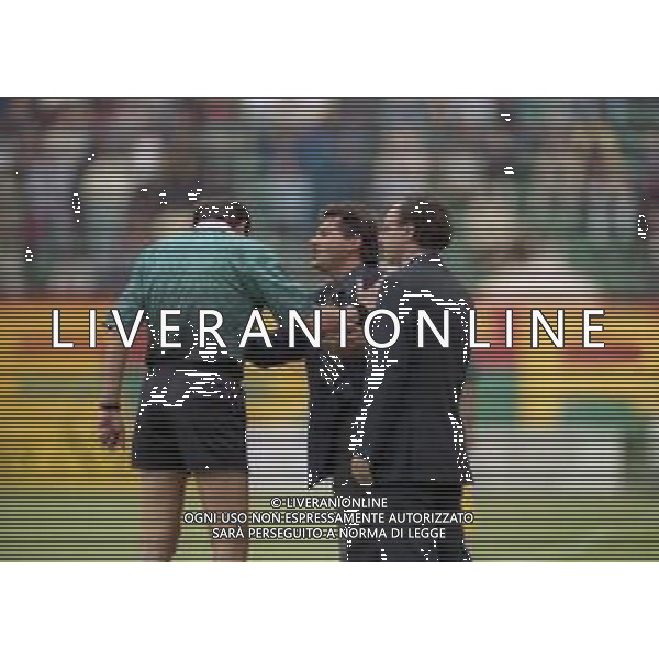 17-05-1998 VENEZIA CAMPIONATO DI CALCIO SERIE B VENEZIA-CASTEL DI SANGRO 3-0 NELLA FOTO ARBITRO ANTONIO CARDELLA DISCUTE CON L\'ALLENATORE DEL VENEZIA WALTER NOVELLINO E IL DIRETTORE SPORTIVO GIUSEPPE MAROTTA AG ALDO LIVERANI SAS