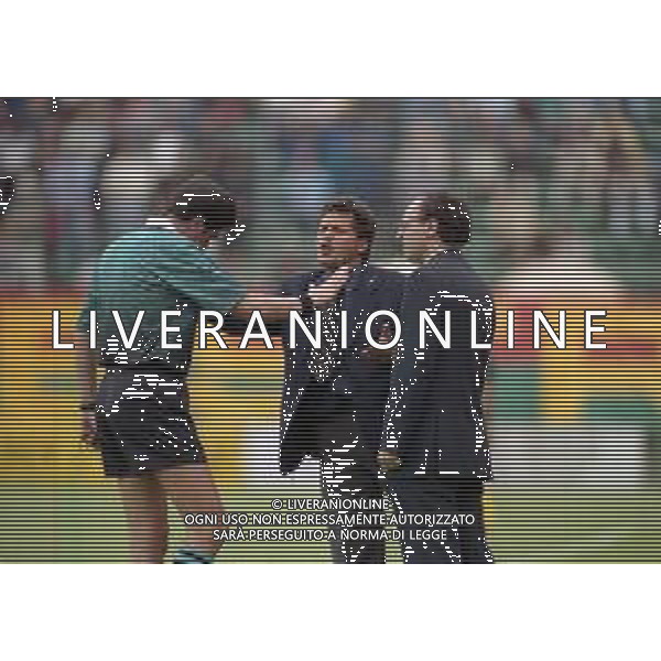 17-05-1998 VENEZIA CAMPIONATO DI CALCIO SERIE B VENEZIA-CASTEL DI SANGRO 3-0 NELLA FOTO ARBITRO ANTONIO CARDELLA DISCUTE CON L\'ALLENATORE DEL VENEZIA WALTER NOVELLINO E IL DIRETTORE SPORTIVO GIUSEPPE MAROTTA AG ALDO LIVERANI SAS