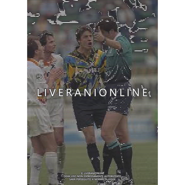 17-05-1998 VENEZIA CAMPIONATO DI CALCIO SERIE B VENEZIA-CASTEL DI SANGRO 3-0 NELLA FOTO ARBITRO ANTONIO CARDELLA DISCUTE CON CARLO CUDICINI AG ALDO LIVERANI SAS