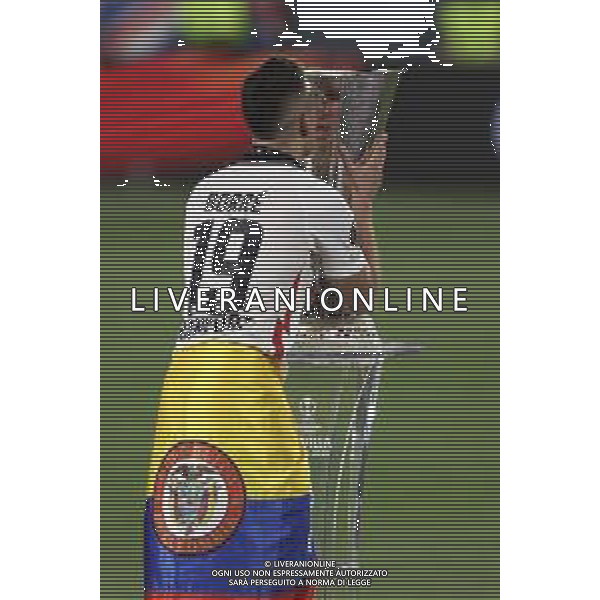 Francesco Scaccianoce/LMedia - UEFA Europa League 2022 Final - Eintracht vs Rangers - football Europa League match 2021/2022 May 18 2022 - Estadio Ramon Sanchez-Pizjuan Seville, Spain UEFA Europa League 2022 Final - Eintracht vs Rangers Photo showing: Rafael Borre (Eintracht Frankfurt) kisses the EUROPA LEAGUE trophy @Francesco Scaccianoce/LiveMedia /AGENZIA ALDO LIVERANI SAS