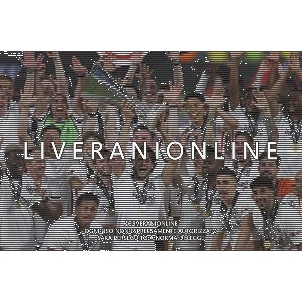 Francesco Scaccianoce/LMedia - UEFA Europa League 2022 Final - Eintracht vs Rangers - football Europa League match 2021/2022 May 18 2022 - Estadio Ramon Sanchez-Pizjuan Seville, Spain UEFA Europa League 2022 Final - Eintracht vs Rangers Photo showing: Eintracht Frankfurt player celebrate lifting the trophy after winning the 2022 Sevilla EUROPA LEAGUE final @Francesco Scaccianoce/LiveMedia /AGENZIA ALDO LIVERANI SAS