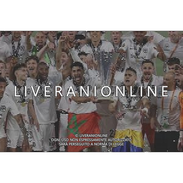 Francesco Scaccianoce/LMedia - UEFA Europa League 2022 Final - Eintracht vs Rangers - football Europa League match 2021/2022 May 18 2022 - Estadio Ramon Sanchez-Pizjuan Seville, Spain UEFA Europa League 2022 Final - Eintracht vs Rangers Photo showing: Eintracht Frankfurt player celebrate lifting the trophy after winning the 2022 Sevilla EUROPA LEAGUE final @Francesco Scaccianoce/LiveMedia /AGENZIA ALDO LIVERANI SAS