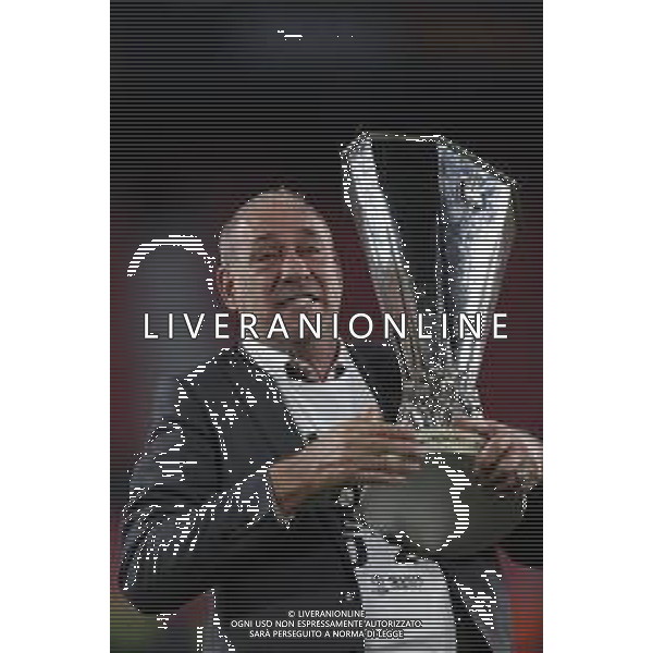 Francesco Scaccianoce/LMedia - UEFA Europa League 2022 Final - Eintracht vs Rangers - football Europa League match 2021/2022 May 18 2022 - Estadio Ramon Sanchez-Pizjuan Seville, Spain UEFA Europa League 2022 Final - Eintracht vs Rangers Photo showing: Frankfurt\'s president Peter Fischer celebrates with the trophy @Francesco Scaccianoce/LiveMedia /AGENZIA ALDO LIVERANI SAS