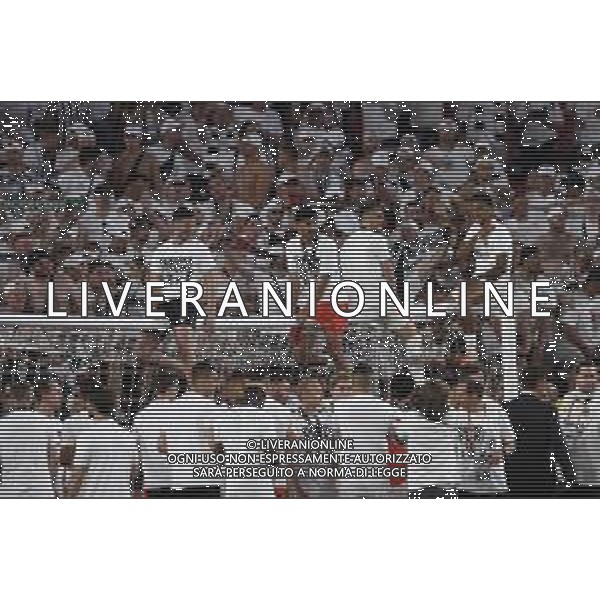 Francesco Scaccianoce/LMedia - UEFA Europa League 2022 Final - Eintracht vs Rangers - football Europa League match 2021/2022 May 18 2022 - Estadio Ramon Sanchez-Pizjuan Seville, Spain UEFA Europa League 2022 Final - Eintracht vs Rangers Photo showing: Eintracht Frankfurt players celebrate sitting on the crossbar @Francesco Scaccianoce/LiveMedia /AGENZIA ALDO LIVERANI SAS