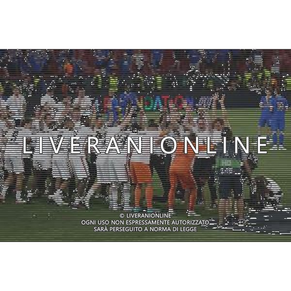Francesco Scaccianoce/LMedia - UEFA Europa League 2022 Final - Eintracht vs Rangers - football Europa League match 2021/2022 May 18 2022 - Estadio Ramon Sanchez-Pizjuan Seville, Spain UEFA Europa League 2022 Final - Eintracht vs Rangers Photo showing: Eintracht Frankfurt players celebrate with their coach the victory in the Sevilla 2022 UEFA EUROPA LEAGUE final @Francesco Scaccianoce/LiveMedia /AGENZIA ALDO LIVERANI SAS