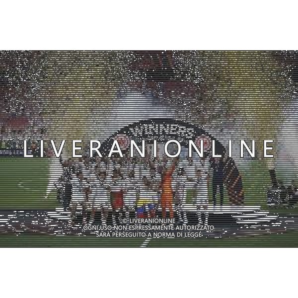 Francesco Scaccianoce/LMedia - UEFA Europa League 2022 Final - Eintracht vs Rangers - football Europa League match 2021/2022 May 18 2022 - Estadio Ramon Sanchez-Pizjuan Seville, Spain UEFA Europa League 2022 Final - Eintracht vs Rangers Photo showing: Eintracht Frankfurt player celebrate lifting the trophy after winning the 2022 Sevilla EUROPA LEAGUE final @Francesco Scaccianoce/LiveMedia /AGENZIA ALDO LIVERANI SAS