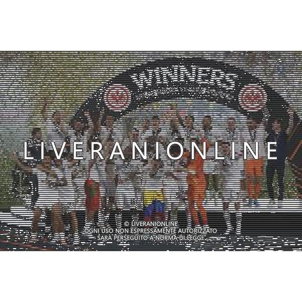 Francesco Scaccianoce/LMedia - UEFA Europa League 2022 Final - Eintracht vs Rangers - football Europa League match 2021/2022 May 18 2022 - Estadio Ramon Sanchez-Pizjuan Seville, Spain UEFA Europa League 2022 Final - Eintracht vs Rangers Photo showing: Eintracht Frankfurt player celebrate lifting the trophy after winning the 2022 Sevilla EUROPA LEAGUE final @Francesco Scaccianoce/LiveMedia /AGENZIA ALDO LIVERANI SAS