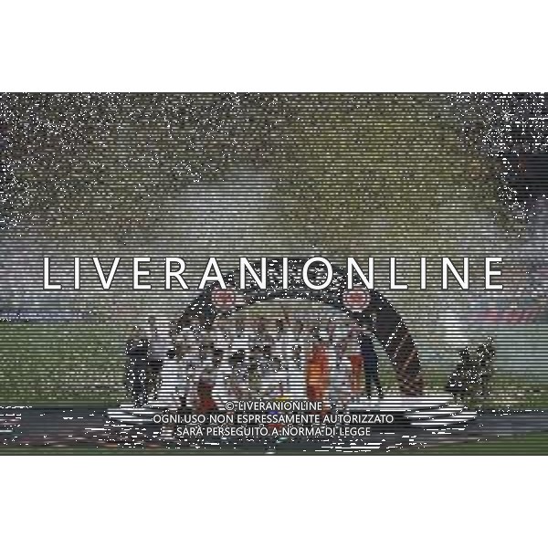 Francesco Scaccianoce/LMedia - UEFA Europa League 2022 Final - Eintracht vs Rangers - football Europa League match 2021/2022 May 18 2022 - Estadio Ramon Sanchez-Pizjuan Seville, Spain UEFA Europa League 2022 Final - Eintracht vs Rangers Photo showing: Eintracht Frankfurt player celebrate lifting the trophy after winning the 2022 Sevilla EUROPA LEAGUE final @Francesco Scaccianoce/LiveMedia /AGENZIA ALDO LIVERANI SAS