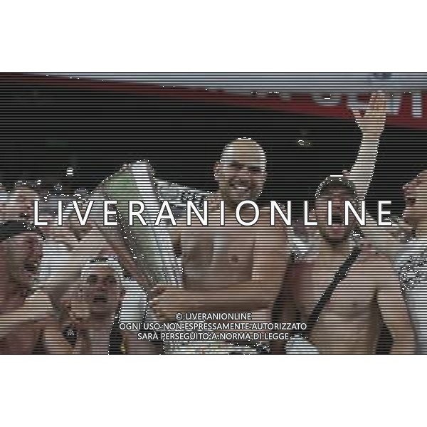 Francesco Scaccianoce/LMedia - UEFA Europa League 2022 Final - Eintracht vs Rangers - football Europa League match 2021/2022 May 18 2022 - Estadio Ramon Sanchez-Pizjuan Seville, Spain UEFA Europa League 2022 Final - Eintracht vs Rangers Photo showing: Eintracht Frankfurt fans celebrate with the trophy @Francesco Scaccianoce/LiveMedia /AGENZIA ALDO LIVERANI SAS