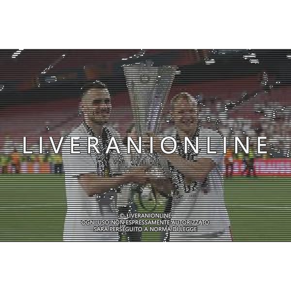 Francesco Scaccianoce/LMedia - UEFA Europa League 2022 Final - Eintracht vs Rangers - football Europa League match 2021/2022 May 18 2022 - Estadio Ramon Sanchez-Pizjuan Seville, Spain UEFA Europa League 2022 Final - Eintracht vs Rangers Photo showing: Filip Kostic (Eintracht Frankfurt) and Sebastian Rode (Eintracht Frankfurt) celebrate with the trophy @Francesco Scaccianoce/LiveMedia /AGENZIA ALDO LIVERANI SAS