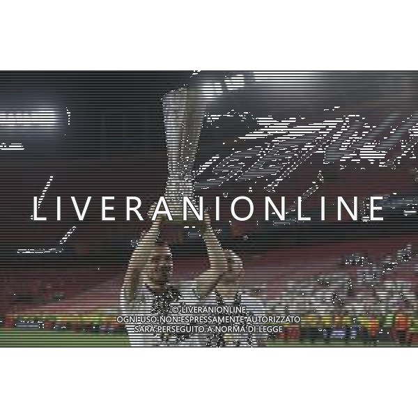 Francesco Scaccianoce/LMedia - UEFA Europa League 2022 Final - Eintracht vs Rangers - football Europa League match 2021/2022 May 18 2022 - Estadio Ramon Sanchez-Pizjuan Seville, Spain UEFA Europa League 2022 Final - Eintracht vs Rangers Photo showing: Filip Kostic (Eintracht Frankfurt) celebrates lifting the trophy @Francesco Scaccianoce/LiveMedia /AGENZIA ALDO LIVERANI SAS