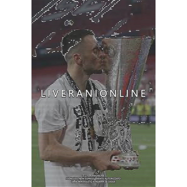 Francesco Scaccianoce/LMedia - UEFA Europa League 2022 Final - Eintracht vs Rangers - football Europa League match 2021/2022 May 18 2022 - Estadio Ramon Sanchez-Pizjuan Seville, Spain UEFA Europa League 2022 Final - Eintracht vs Rangers Photo showing: Filip Kostic (Eintracht Frankfurt) celebrates kissing the trophy @Francesco Scaccianoce/LiveMedia /AGENZIA ALDO LIVERANI SAS