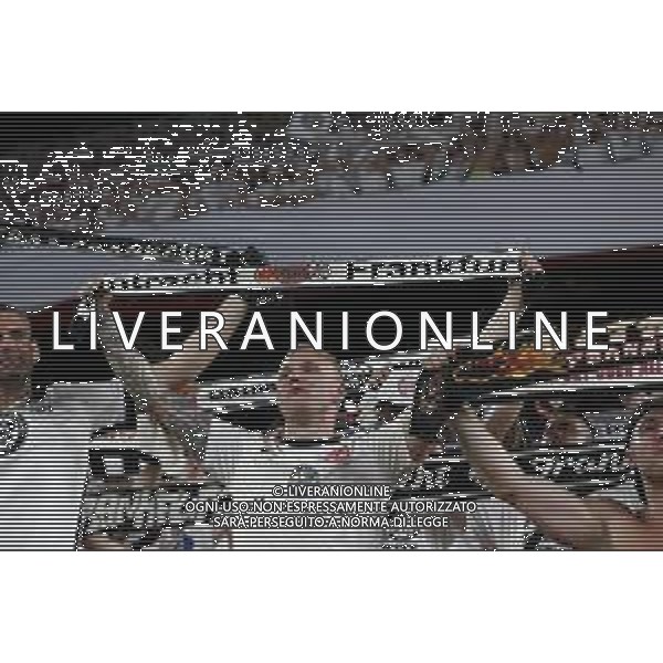 Francesco Scaccianoce/LMedia - UEFA Europa League 2022 Final - Eintracht vs Rangers - football Europa League match 2021/2022 May 18 2022 - Estadio Ramon Sanchez-Pizjuan Seville, Spain UEFA Europa League 2022 Final - Eintracht vs Rangers Photo showing: Eintracht Frankfurt fans celebrate hold up their scarves @Francesco Scaccianoce/LiveMedia /AGENZIA ALDO LIVERANI SAS