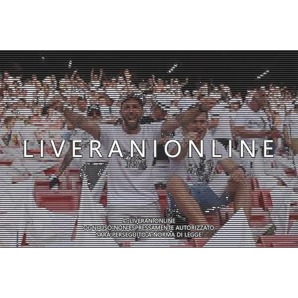 Francesco Scaccianoce/LMedia - UEFA Europa League 2022 Final - Eintracht vs Rangers - football Europa League match 2021/2022 May 18 2022 - Estadio Ramon Sanchez-Pizjuan Seville, Spain UEFA Europa League 2022 Final - Eintracht vs Rangers Photo showing: Eintracht Frankfurt fans celebrate @Francesco Scaccianoce/LiveMedia /Ag. Aldo Liverani Sas