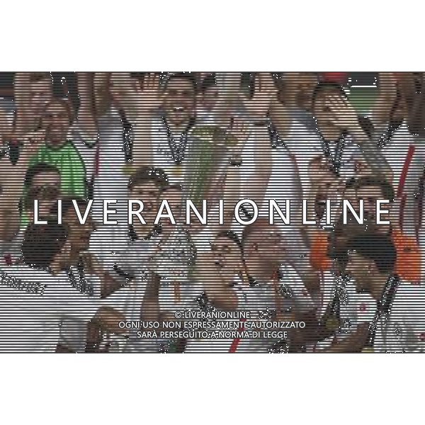 Francesco Scaccianoce/LMedia - UEFA Europa League 2022 Final - Eintracht vs Rangers - football Europa League match 2021/2022 May 18 2022 - Estadio Ramon Sanchez-Pizjuan Seville, Spain UEFA Europa League 2022 Final - Eintracht vs Rangers Photo showing: Rafael Borre (Eintracht Frankfurt) and his teammates celebrate by lifting the trophy @Francesco Scaccianoce/LiveMedia /Ag. Aldo Liverani Sas
