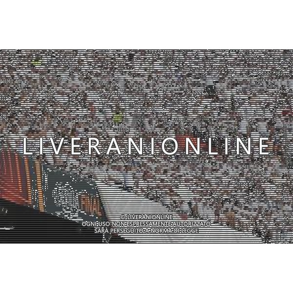 Francesco Scaccianoce/LMedia - UEFA Europa League 2022 Final - Eintracht vs Rangers - football Europa League match 2021/2022 May 18 2022 - Estadio Ramon Sanchez-Pizjuan Seville, Spain UEFA Europa League 2022 Final - Eintracht vs Rangers Photo showing: Eintracht Frankfurt fans hold up their scarves @Francesco Scaccianoce/LiveMedia /Ag. Aldo Liverani Sas