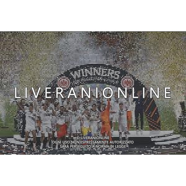 Francesco Scaccianoce/LMedia - UEFA Europa League 2022 Final - Eintracht vs Rangers - football Europa League match 2021/2022 May 18 2022 - Estadio Ramon Sanchez-Pizjuan Seville, Spain UEFA Europa League 2022 Final - Eintracht vs Rangers Photo showing: Eintracht Frankfurt players celebrates by lifting the trophies @Francesco Scaccianoce/LiveMedia /Ag. Aldo Liverani Sas