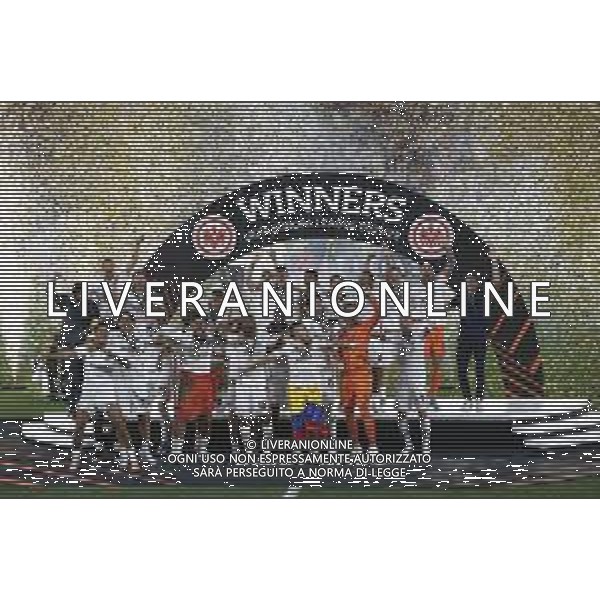 Francesco Scaccianoce/LMedia - UEFA Europa League 2022 Final - Eintracht vs Rangers - football Europa League match 2021/2022 May 18 2022 - Estadio Ramon Sanchez-Pizjuan Seville, Spain UEFA Europa League 2022 Final - Eintracht vs Rangers Photo showing: Eintracht Frankfurt players celebrates by lifting the trophies @Francesco Scaccianoce/LiveMedia /Ag. Aldo Liverani Sas