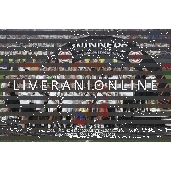 Francesco Scaccianoce/LMedia - UEFA Europa League 2022 Final - Eintracht vs Rangers - football Europa League match 2021/2022 May 18 2022 - Estadio Ramon Sanchez-Pizjuan Seville, Spain UEFA Europa League 2022 Final - Eintracht vs Rangers Photo showing: Christopher Lenz (Eintracht Frankfurt) and his teammates celebrate by lifting the trophy @Francesco Scaccianoce/LiveMedia /Ag. Aldo Liverani Sas