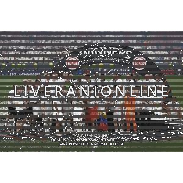 Francesco Scaccianoce/LMedia - UEFA Europa League 2022 Final - Eintracht vs Rangers - football Europa League match 2021/2022 May 18 2022 - Estadio Ramon Sanchez-Pizjuan Seville, Spain UEFA Europa League 2022 Final - Eintracht vs Rangers Photo showing: Daichi Kamada (Eintracht Frankfurt) and his teammates celebrate by lifting the trophy @Francesco Scaccianoce/LiveMedia /Ag. Aldo Liverani Sas