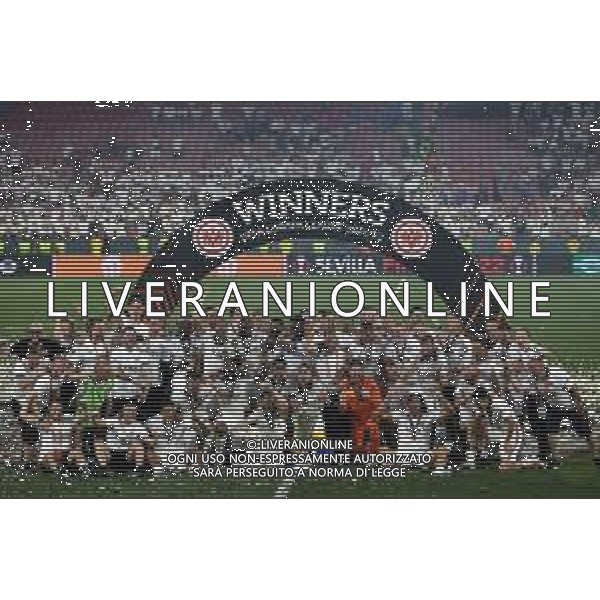 Francesco Scaccianoce/LMedia - UEFA Europa League 2022 Final - Eintracht vs Rangers - football Europa League match 2021/2022 May 18 2022 - Estadio Ramon Sanchez-Pizjuan Seville, Spain UEFA Europa League 2022 Final - Eintracht vs Rangers Photo showing: Eintracht Frankfurt players pose for the team picture with the trophy @Francesco Scaccianoce/LiveMedia /Ag. Aldo Liverani Sas