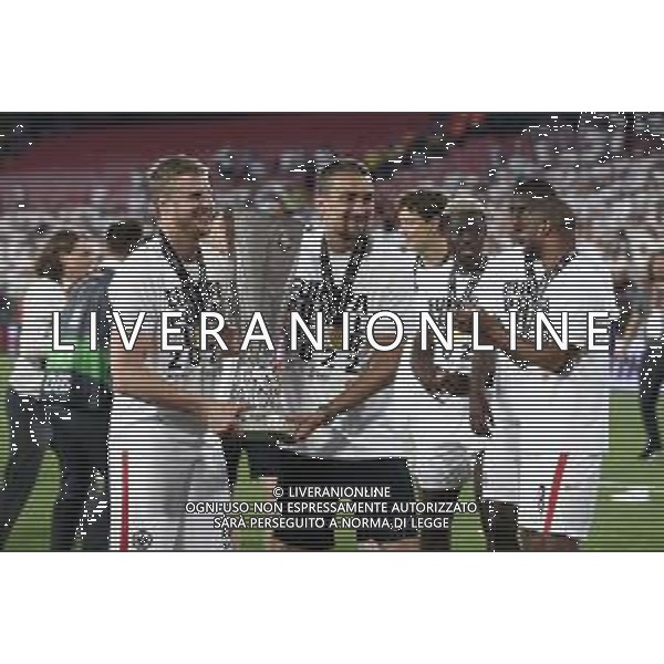 Francesco Scaccianoce/LMedia - UEFA Europa League 2022 Final - Eintracht vs Rangers - football Europa League match 2021/2022 May 18 2022 - Estadio Ramon Sanchez-Pizjuan Seville, Spain UEFA Europa League 2022 Final - Eintracht vs Rangers Photo showing: Martin Hinteregger (Eintracht Frankfurt) poses with the trophy @Francesco Scaccianoce/LiveMedia /Ag. Aldo Liverani Sas