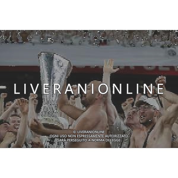 Francesco Scaccianoce/LMedia - UEFA Europa League 2022 Final - Eintracht vs Rangers - football Europa League match 2021/2022 May 18 2022 - Estadio Ramon Sanchez-Pizjuan Seville, Spain UEFA Europa League 2022 Final - Eintracht vs Rangers Photo showing: An Eintracht Frankfurt fan poses with the trophy @Francesco Scaccianoce/LiveMedia /Ag. Aldo Liverani Sas