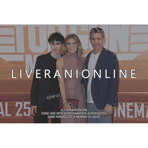 ¬© TVRG Photocall Top Gun Maverick nella foto da SX Achille Costacurta, Martina Colombari e Alessandro Costacurta Milano 19-05-2022 Photocall in occasione della proiezione in anteprima del film Top Gun Maverick presso The Space Cinema Odeon foto Roberto Garavaglia/ag. Aldo Liverani sas/Ag. Aldo Liverani Sas