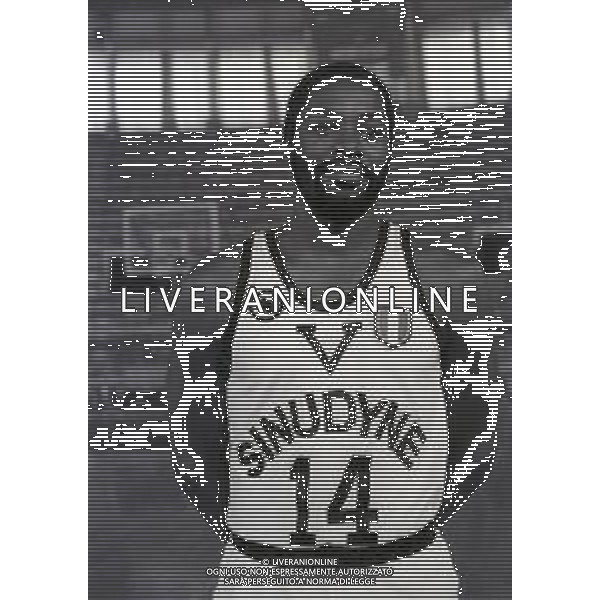 RETROSPETTIVA JIM MC MILLIAN GIOCATORE BASKET NELLA FOTO JIM MC MILLIAN CON LA MAGLIA DELLA SINUDYNE BASKET BOLOGNA NELL\'ANNO 1980-1981 AG ALDO LIVERANI SAS 