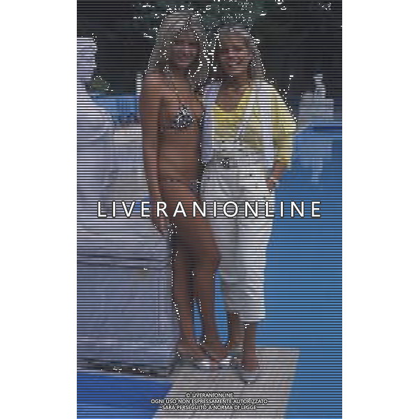 RETROSPETTIVA ISABELLA FERRARI ATTRICE NELLA FOTO ISABELLA FERRARI CON LA SORELLA FAUSTA FOGLIAZZA NELL\'ANNO 1982 AG ALDO LIVERANI SAS