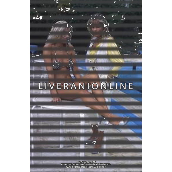 RETROSPETTIVA ISABELLA FERRARI ATTRICE NELLA FOTO ISABELLA FERRARI CON LA SORELLA FAUSTA FOGLIAZZA NELL\'ANNO 1982 AG ALDO LIVERANI SAS