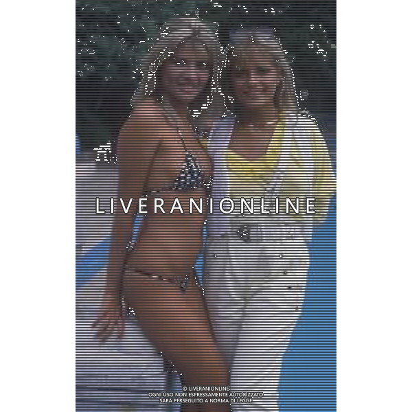RETROSPETTIVA ISABELLA FERRARI ATTRICE NELLA FOTO ISABELLA FERRARI CON LA SORELLA FAUSTA FOGLIAZZA NELL\'ANNO 1982 AG ALDO LIVERANI SAS