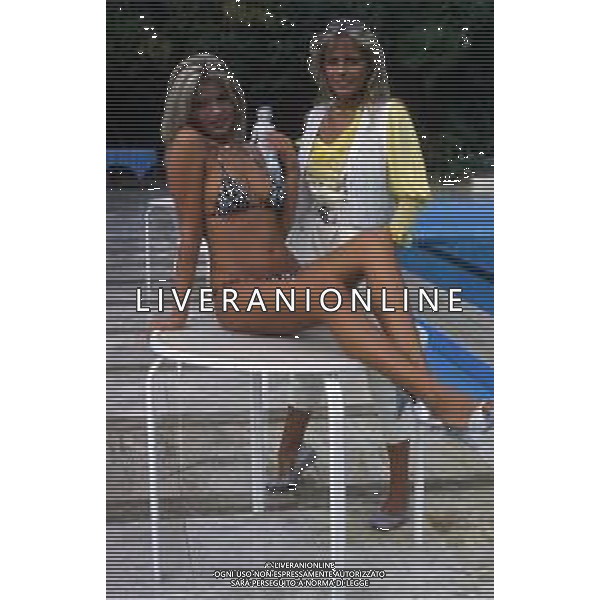 RETROSPETTIVA ISABELLA FERRARI ATTRICE NELLA FOTO ISABELLA FERRARI CON LA SORELLA FAUSTA FOGLIAZZA NELL\'ANNO 1982 AG ALDO LIVERANI SAS