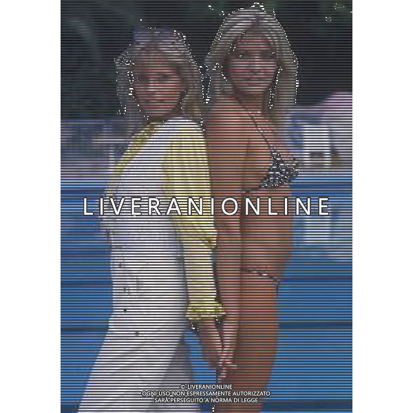 RETROSPETTIVA ISABELLA FERRARI ATTRICE NELLA FOTO ISABELLA FERRARI CON LA SORELLA FAUSTA FOGLIAZZA NELL\'ANNO 1982 AG ALDO LIVERANI SAS