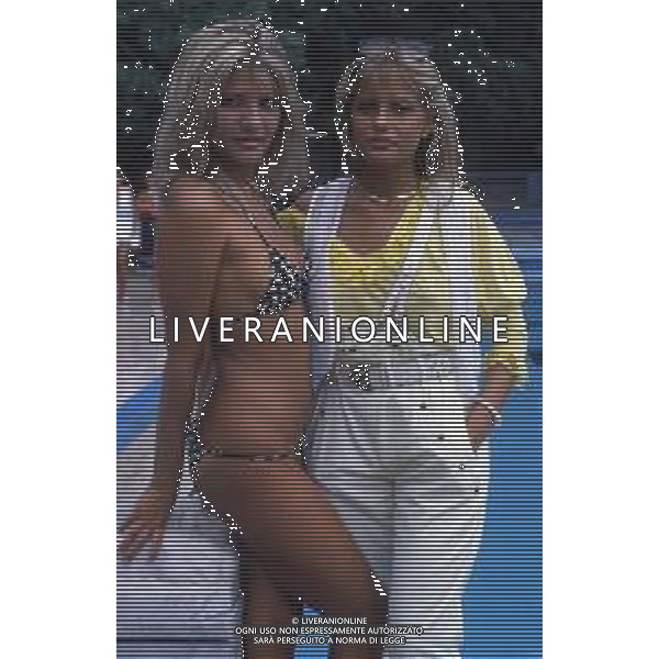 RETROSPETTIVA ISABELLA FERRARI ATTRICE NELLA FOTO ISABELLA FERRARI CON LA SORELLA FAUSTA FOGLIAZZA NELL\'ANNO 1982 AG ALDO LIVERANI SAS