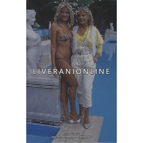 RETROSPETTIVA ISABELLA FERRARI ATTRICE NELLA FOTO ISABELLA FERRARI CON LA SORELLA FAUSTA FOGLIAZZA NELL\'ANNO 1982 AG ALDO LIVERANI SAS