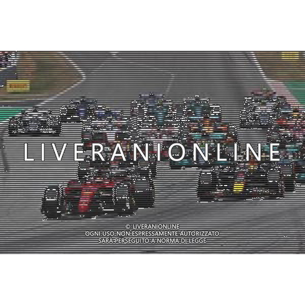 Charles Leclerc (MON) Ferrari F1-75 leads Max Verstappen (NLD) Red Bull Racing RB18 at the start of the race. 22.05.2022. Formula 1 World Championship, Rd 6, Spanish Grand Prix, Barcelona, Spain, Race Day. - www.xpbimages.com, EMail: requests@xpbimages.com © Copyright: Charniaux / XPB ImagesAGENZIA ALDO LIVERANI SAS - ITALY ONLY EDITORIAL USE ONLY