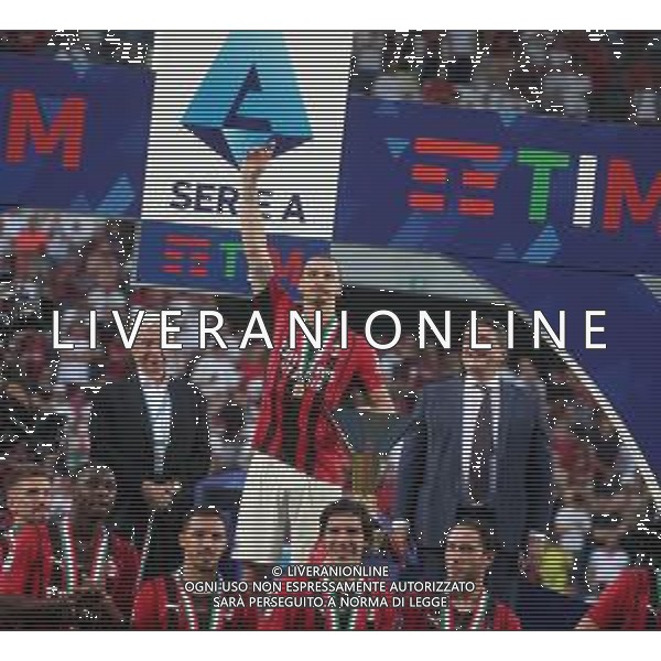 SASSUOLO - MILAN CAMPIONATO CALCIO SERIE A TIM 22.05.2022 NELLA FOTO ESULTANZA E FESTEGGIAMENTI A FINE GARA PER LA VITTORIA DELLO SCUDETTO - PREMIAZIONE ZLATAN IBRAHIMOVIC CON IL TROFEO COPPA ©SANTANDREA/AGENZIA ALDO LIVERANI SAS